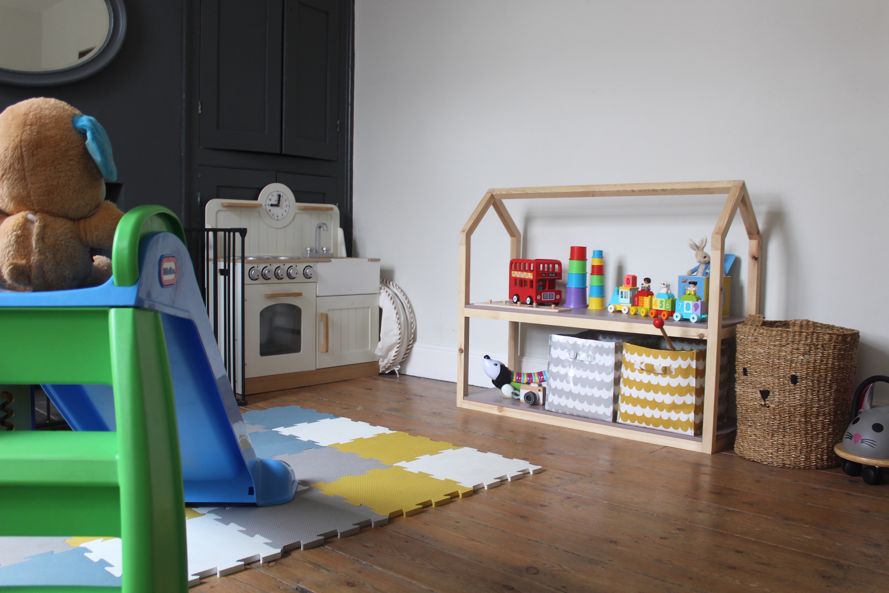 How to build your own toy storage in the shape of a house